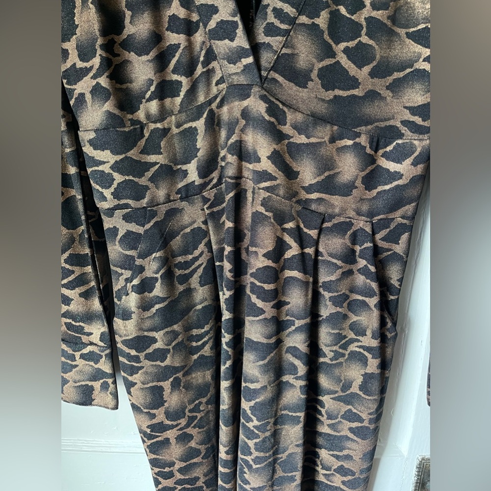 Sanyae Demure Animal print jumpsuit, zipper back, button wrist, size L, like new - Picture 3 of 8